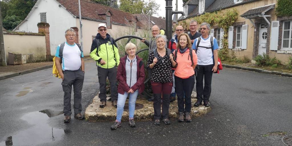 09 21 leves 7 le groupe devant la pompe du jour