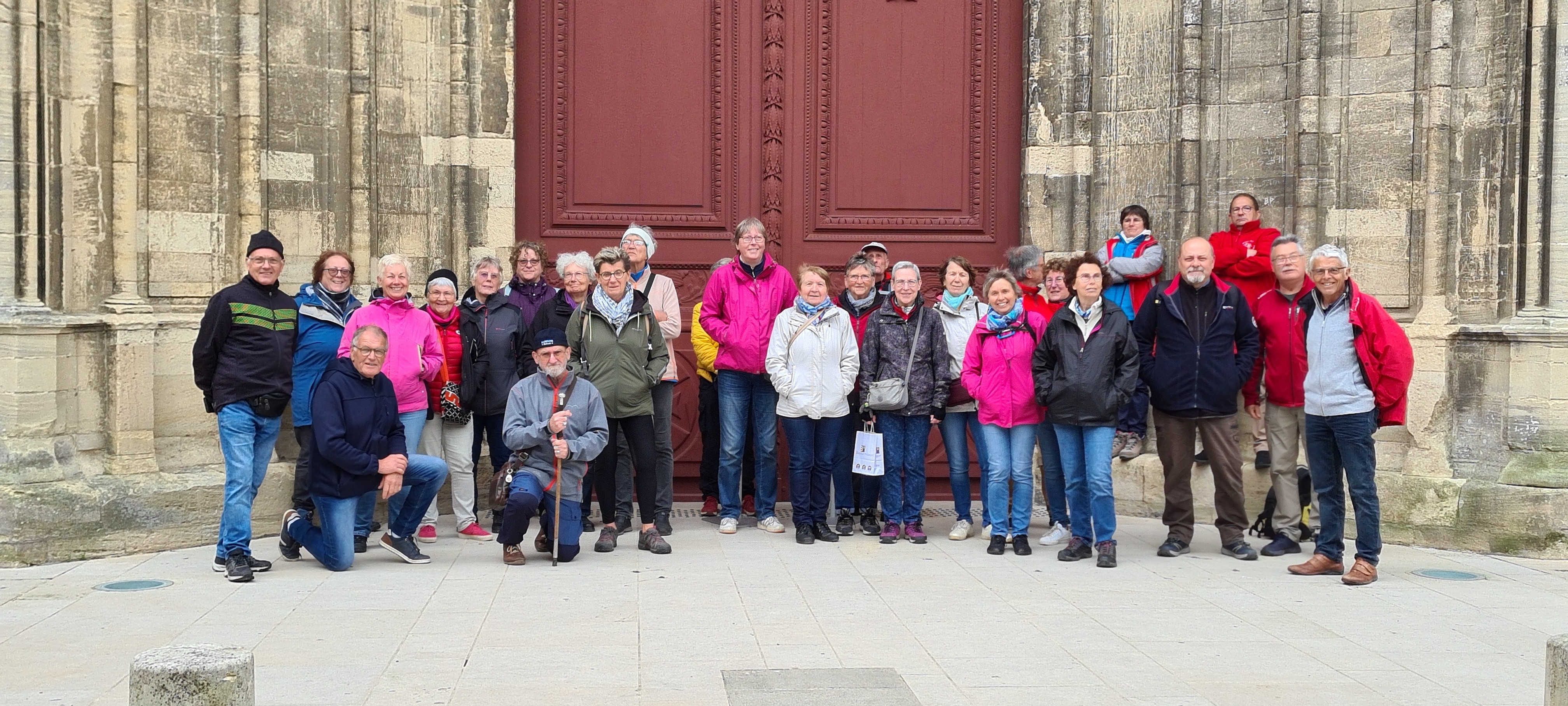 13 mai Photo de groupe devant la cathedrale